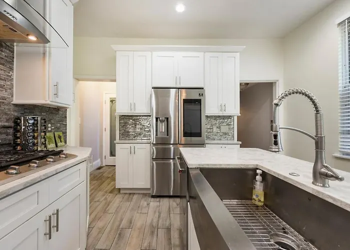 Elegant 6br - Walk To The Riverfront, Casino! Hébergement de vacances